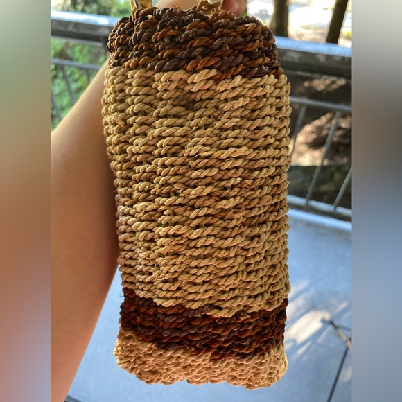 Woven straw small handbag with bamboo handles - Picture 3 of 9